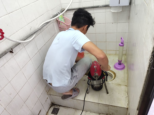 解放肥皂掉到马桶里把马桶堵住了怎么办？马桶堵住了怎么办