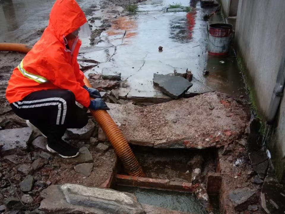 解放专业清理污水池 炜誉市政以规范流程守护城市 “肠道”