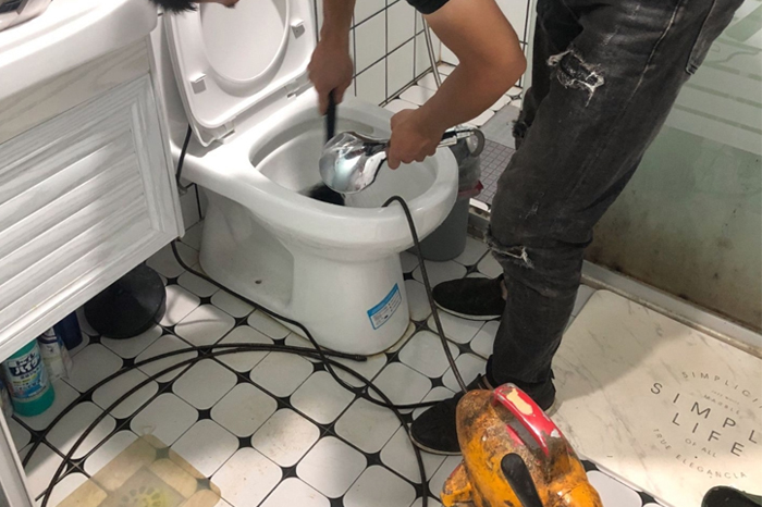 解放马桶堵塞自己疏通还是找师傅?专业上门服务让你省时更省心