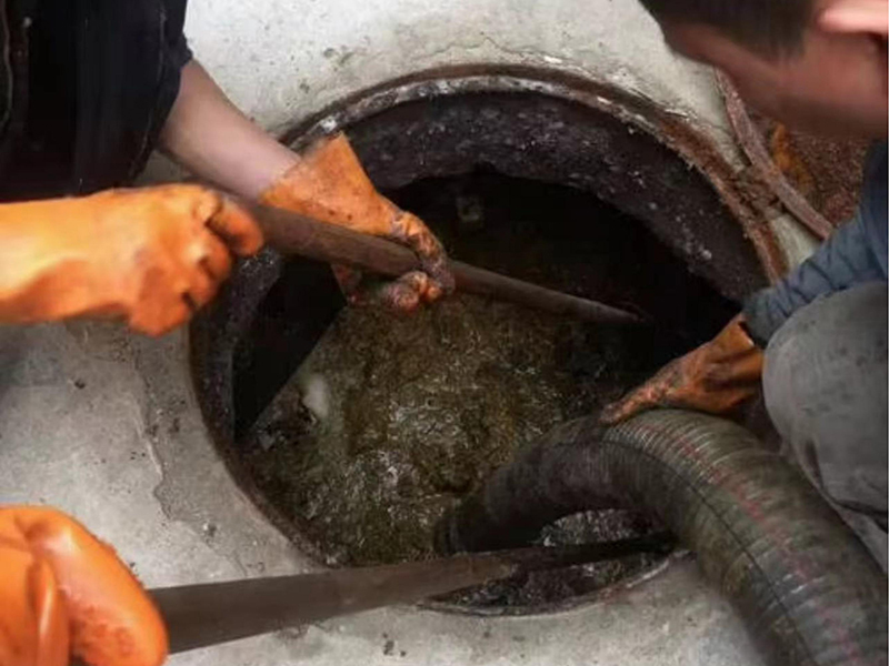 解放清理化粪池时如何避免沼气的危害?